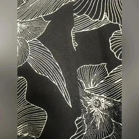 Loft Outlet Black & White Floral Romper - Size Small Petite - Picture 6 of 9